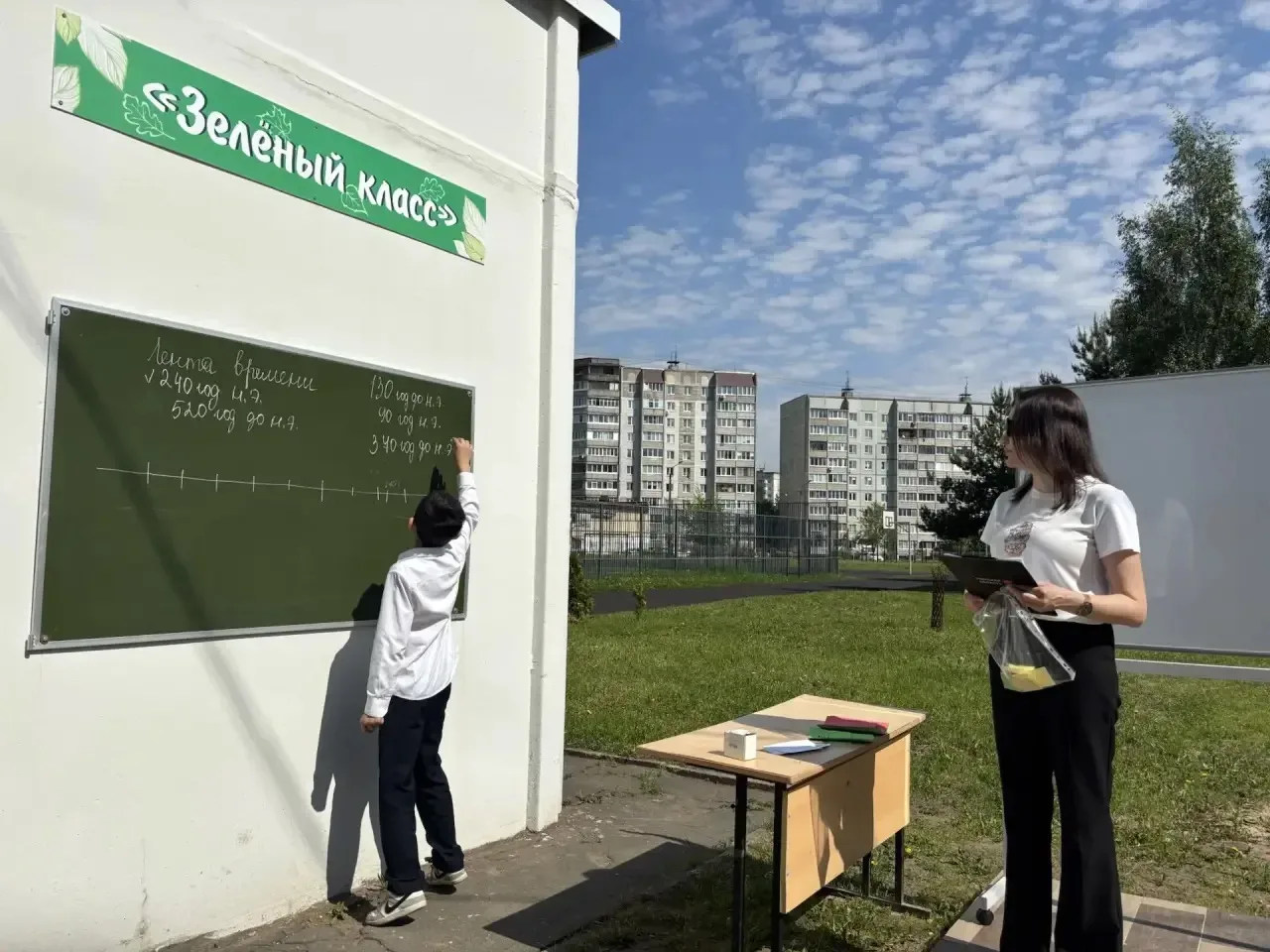 ☀️ На улице настоящая летняя погода, и сидеть за партами становится всё сложнее! ☀️  Ученики 5-б кла