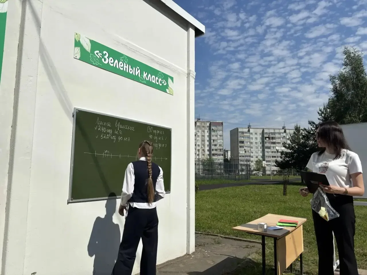 ☀️ На улице настоящая летняя погода, и сидеть за партами становится всё сложнее! ☀️  Ученики 5-б кла