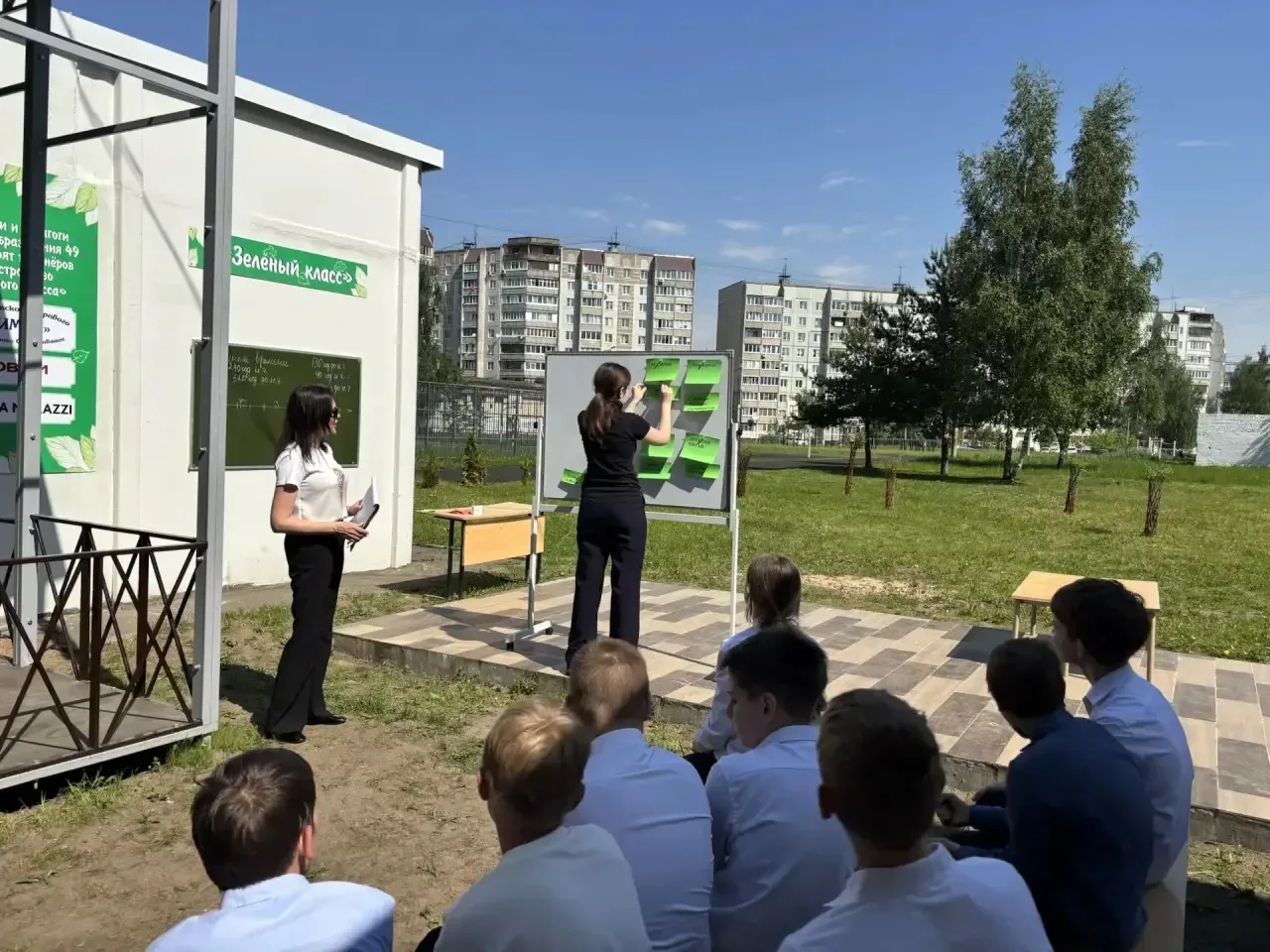 ☀️ На улице настоящая летняя погода, и сидеть за партами становится всё сложнее! ☀️  Ученики 5-б кла