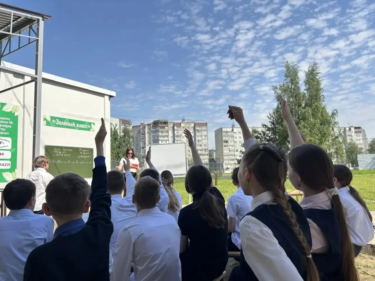 ☀️ На улице настоящая летняя погода, и сидеть за партами становится всё сложнее! ☀️  Ученики 5-б кла