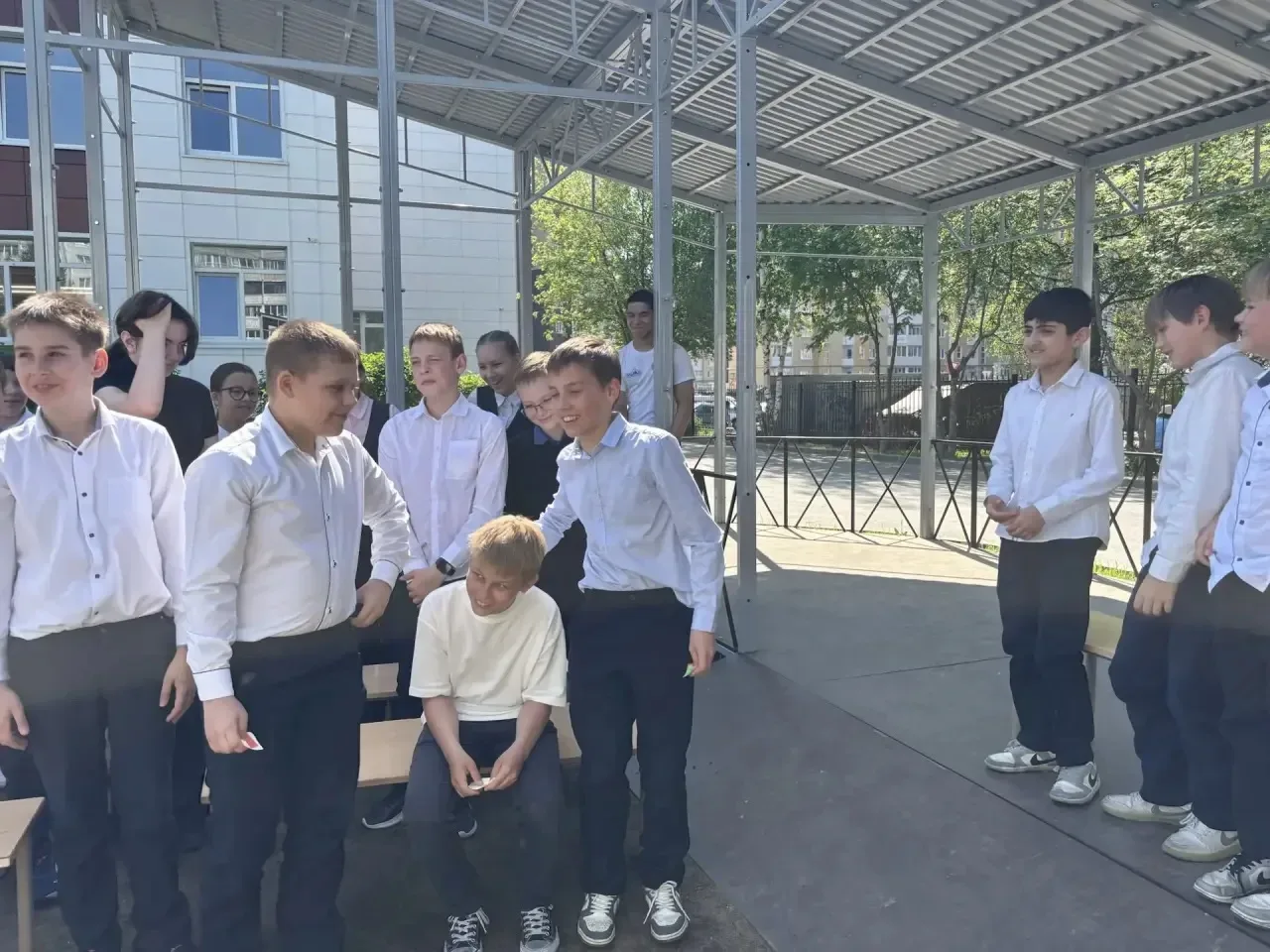 ☀️ На улице настоящая летняя погода, и сидеть за партами становится всё сложнее! ☀️  Ученики 5-б кла