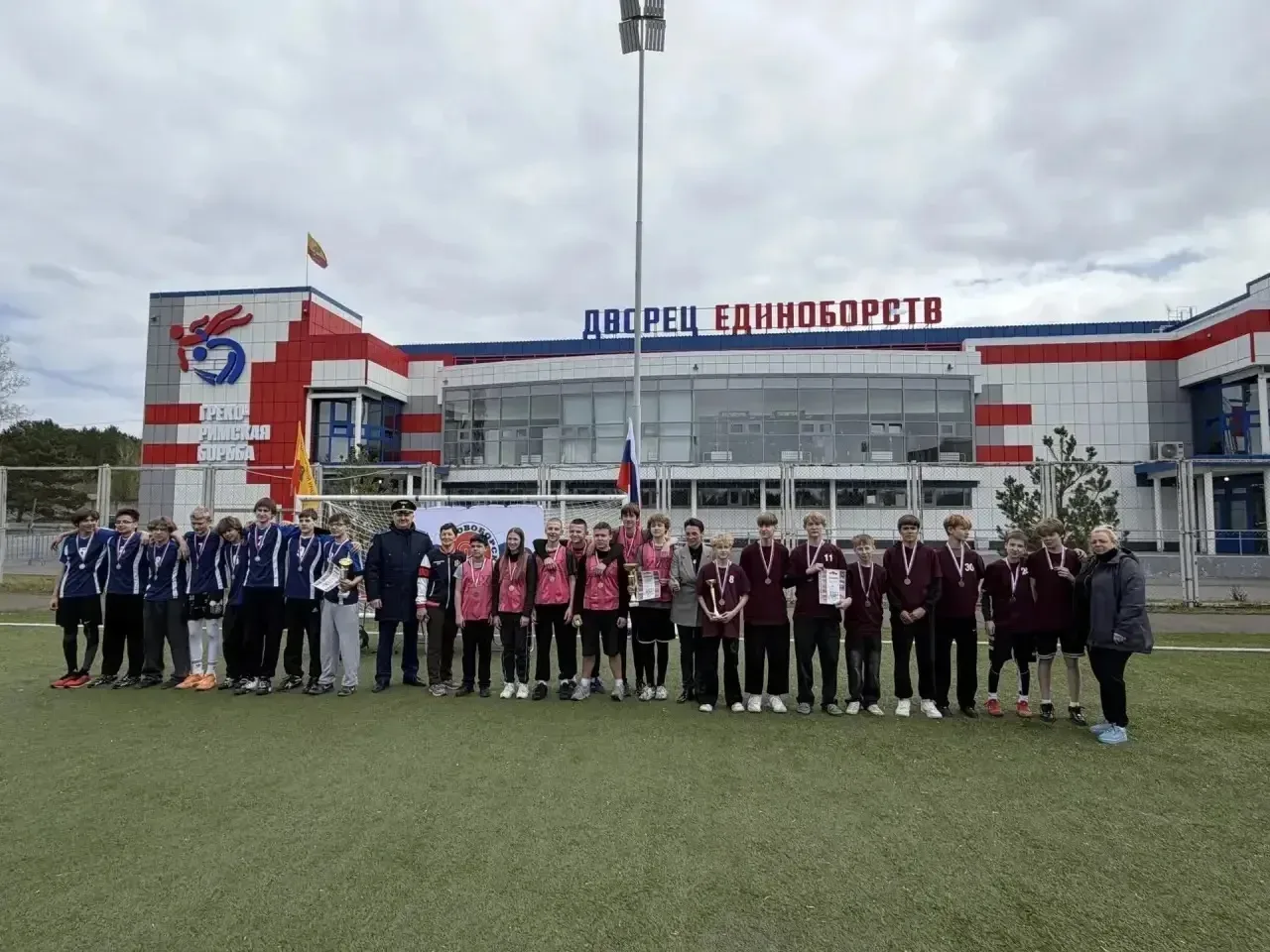 🏆 Гордимся лицеистами!  15 мая на искусственном поле стадиона «Торпедо» прошел командный турнир по м