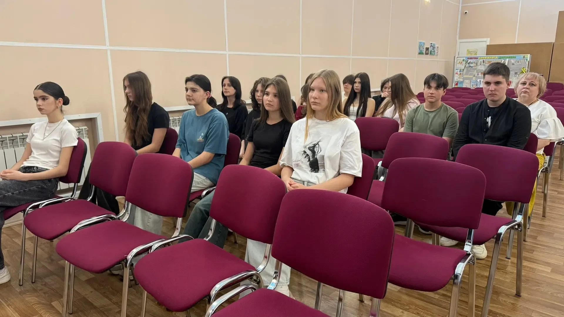 📅 Сегодня, 21 мая, в нашей школе прошла необычная встреча. Гостем учеников 8-х классов стал студент 