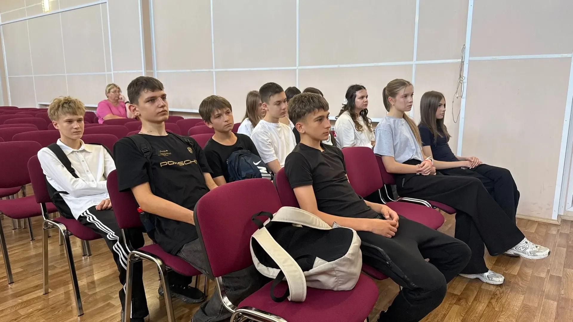 📅 Сегодня, 21 мая, в нашей школе прошла необычная встреча. Гостем учеников 8-х классов стал студент 
