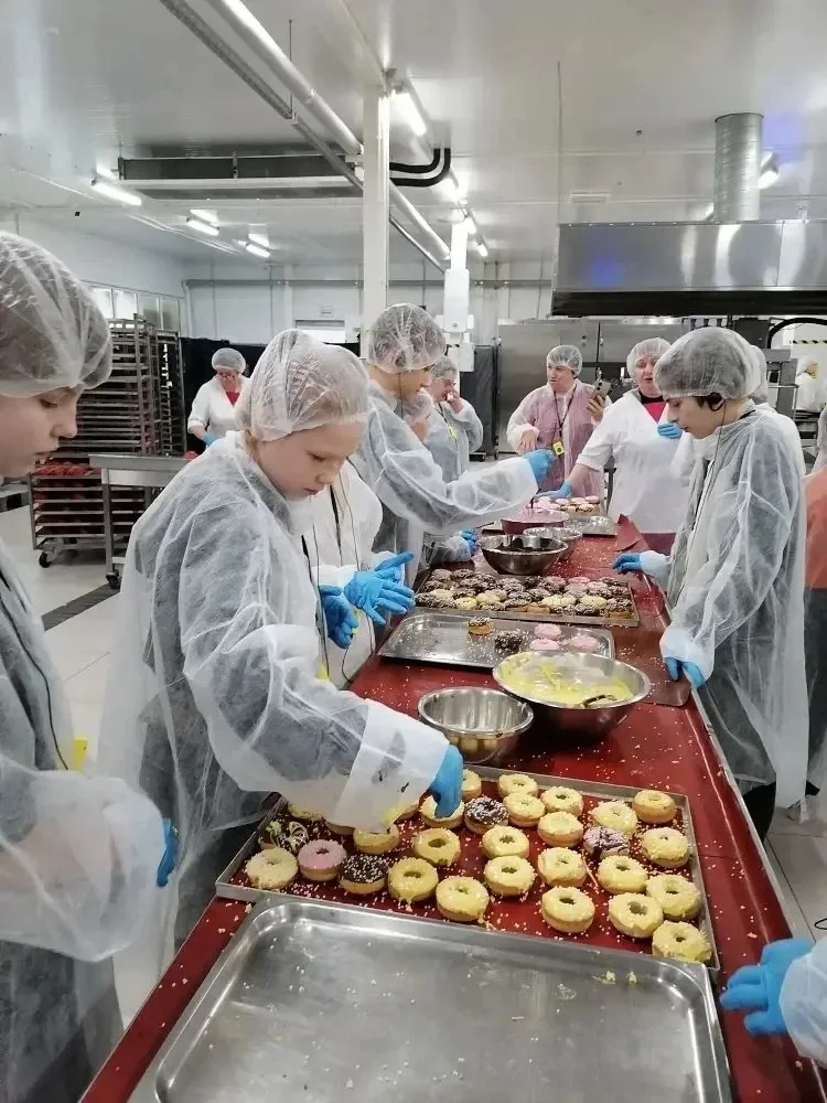 🍩 Вкусная профориентация: 6 «Е» класс в гостях у «Виво Маркет»  14 марта в рамках профориентационног