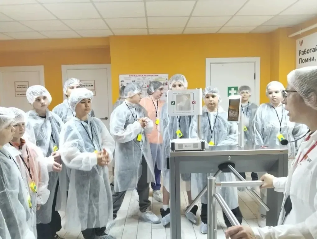 🍩 Вкусная профориентация: 6 «Е» класс в гостях у «Виво Маркет»  14 марта в рамках профориентационног