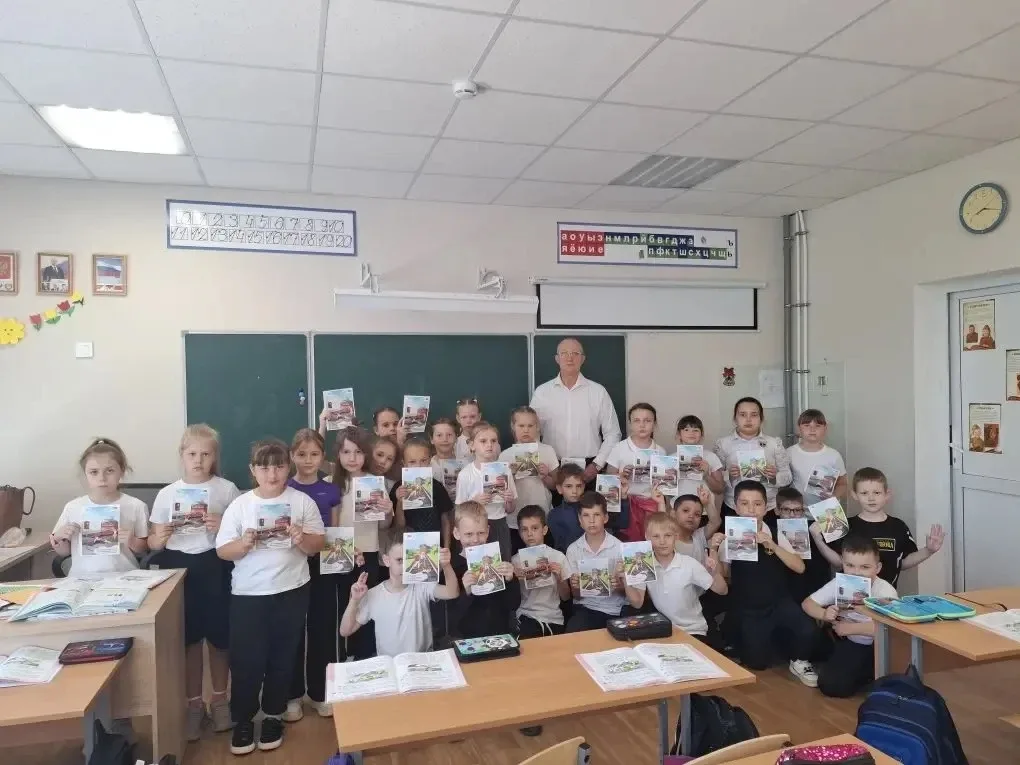 🚆 Безопасные каникулы: инструктаж от инспектора РЖД  Летние каникулы — время радости и приключений, 
