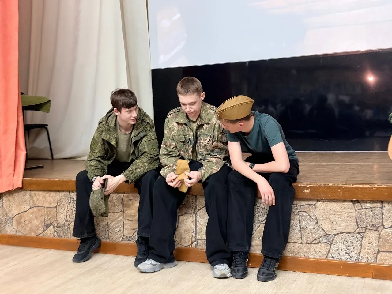 Спасибо всем, кто пришёл на концерт ко Дню Победы👏  Зал был полон — зрители подпевали, а в конце апл