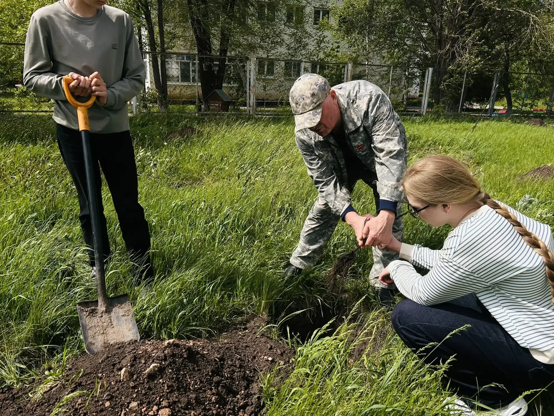 Сила единства  Волонтеры  отряда "На Волне" провели акцию по озеленяю пришкольного участка. Они поса