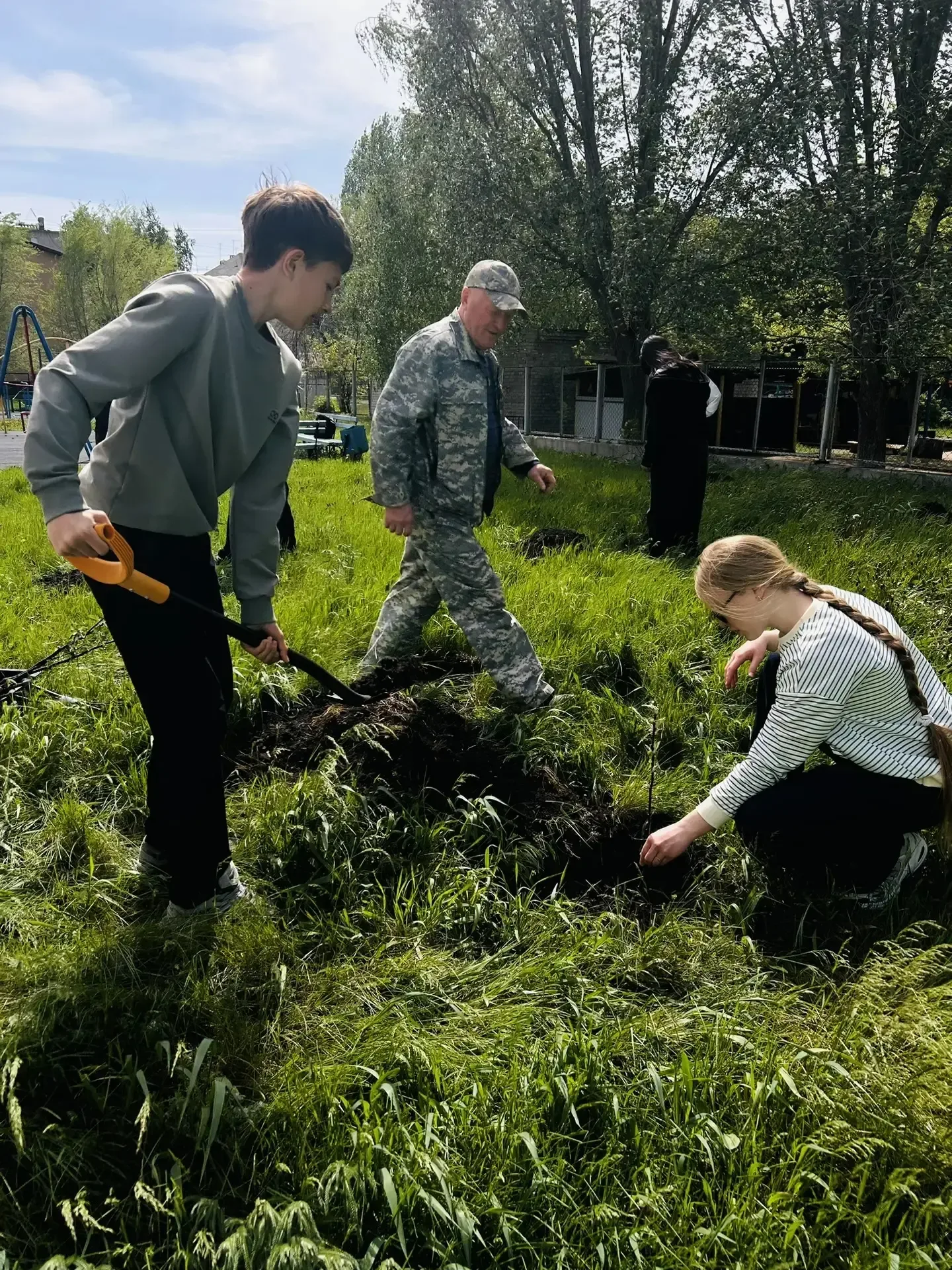 Сила единства  Волонтеры  отряда "На Волне" провели акцию по озеленяю пришкольного участка. Они поса