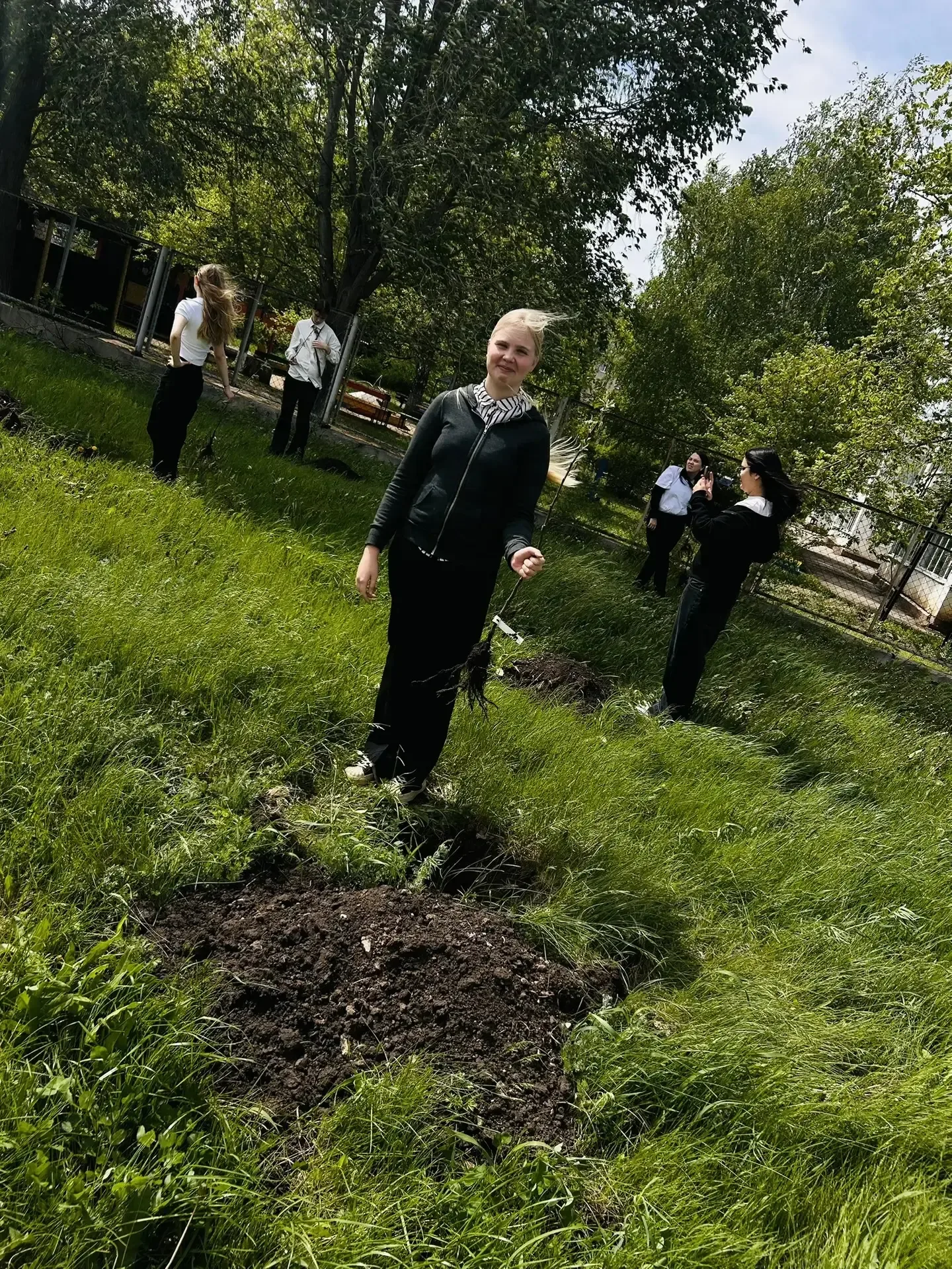 Сила единства  Волонтеры  отряда "На Волне" провели акцию по озеленяю пришкольного участка. Они поса
