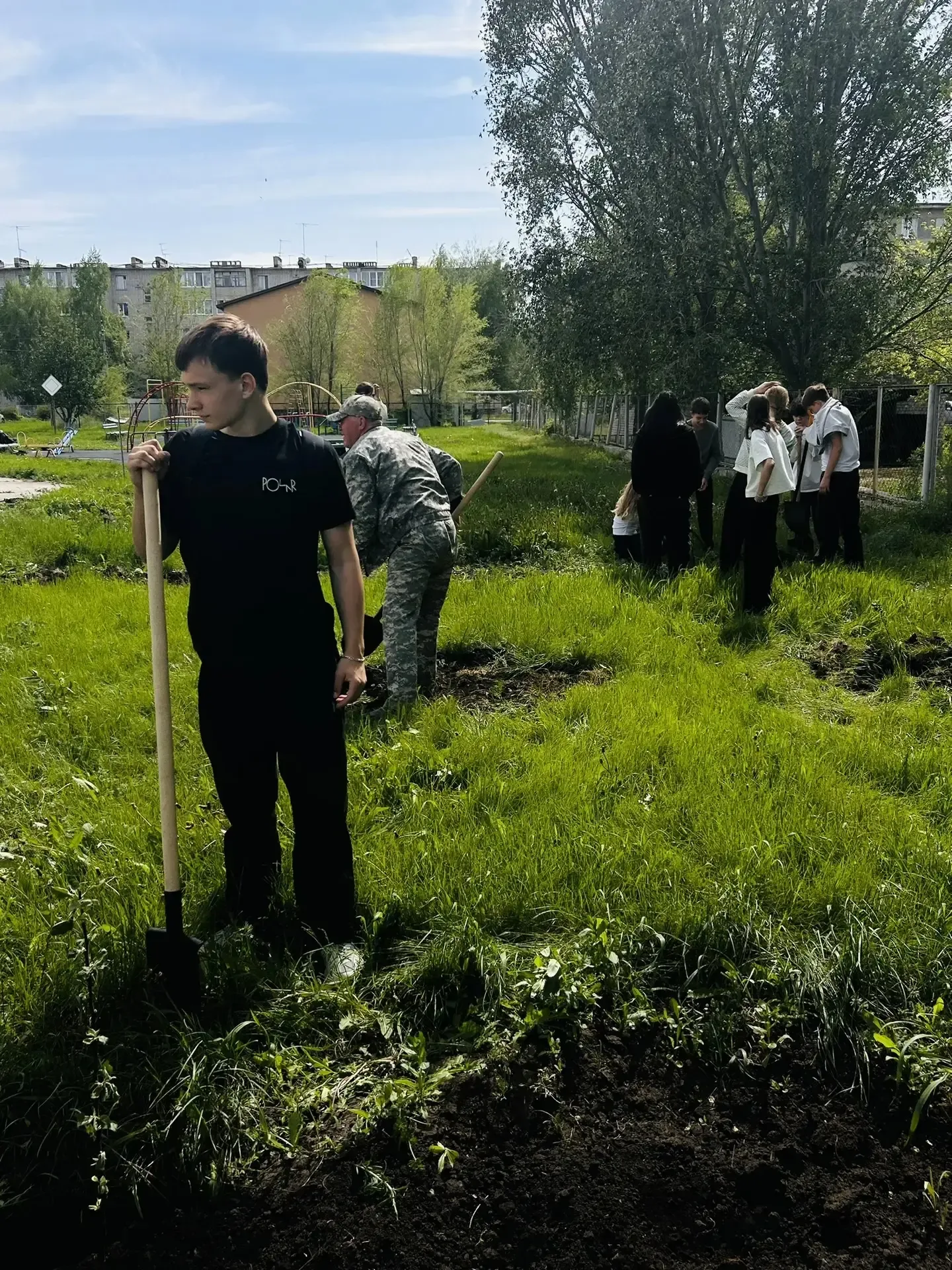 Сила единства  Волонтеры  отряда "На Волне" провели акцию по озеленяю пришкольного участка. Они поса