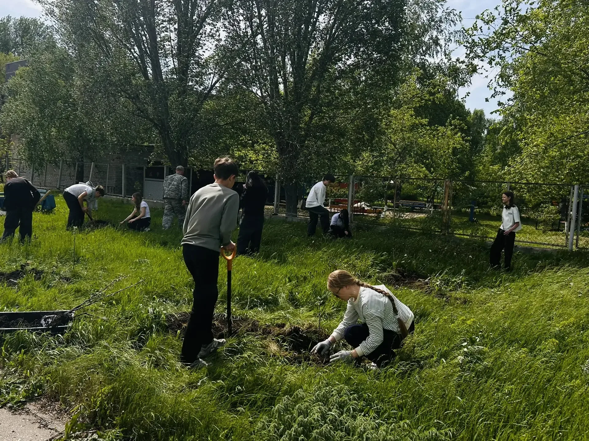 Сила единства  Волонтеры  отряда "На Волне" провели акцию по озеленяю пришкольного участка. Они поса