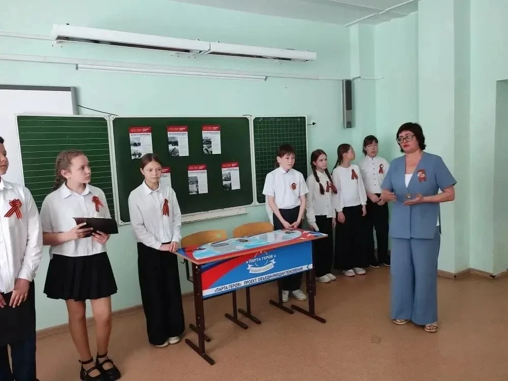 Память героям   Накануне великого праздника Победы, в школе открыли Парту Героя.  Инициаторами этого