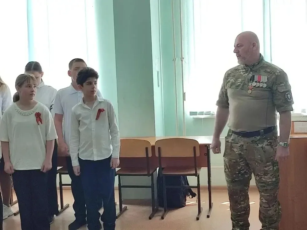 Память героям   Накануне великого праздника Победы, в школе открыли Парту Героя.  Инициаторами этого
