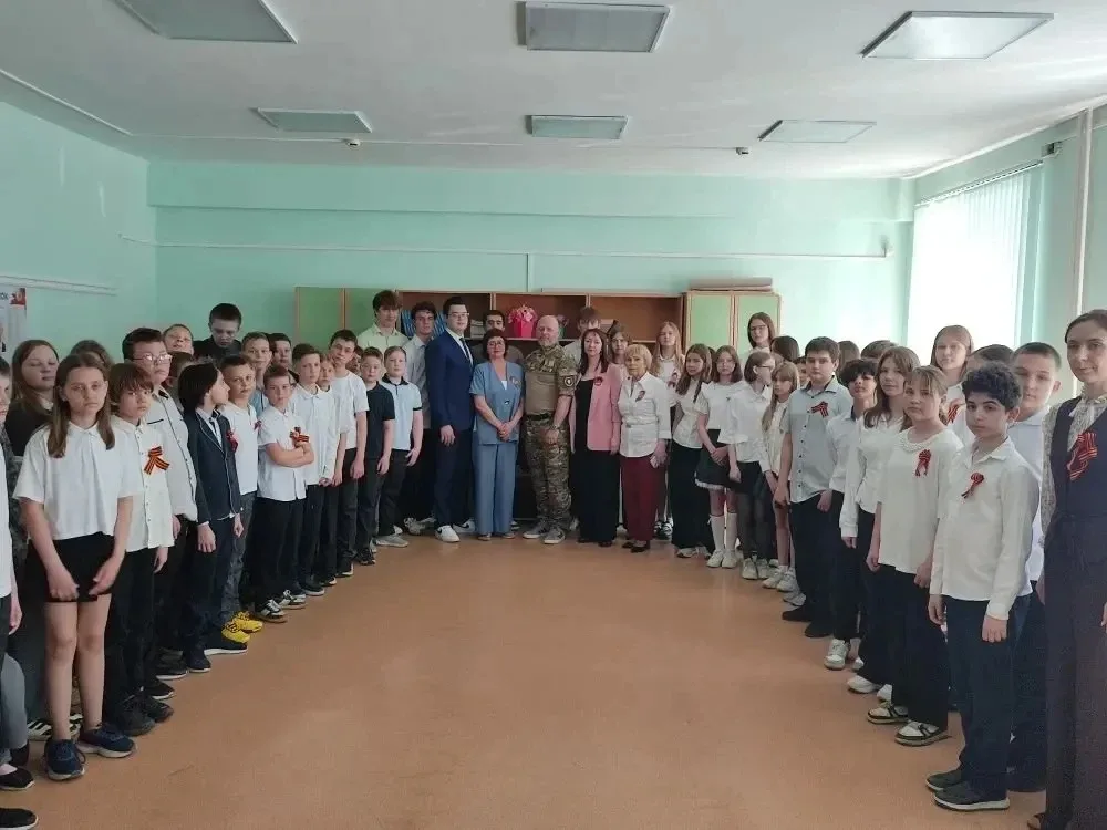 Память героям   Накануне великого праздника Победы, в школе открыли Парту Героя.  Инициаторами этого