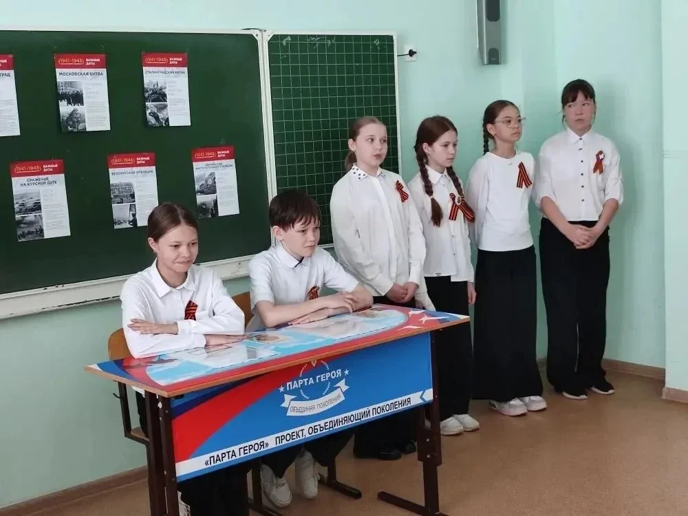 Память героям   Накануне великого праздника Победы, в школе открыли Парту Героя.  Инициаторами этого