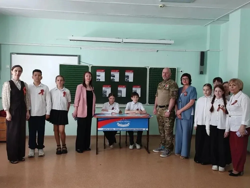 Память героям   Накануне великого праздника Победы, в школе открыли Парту Героя.  Инициаторами этого