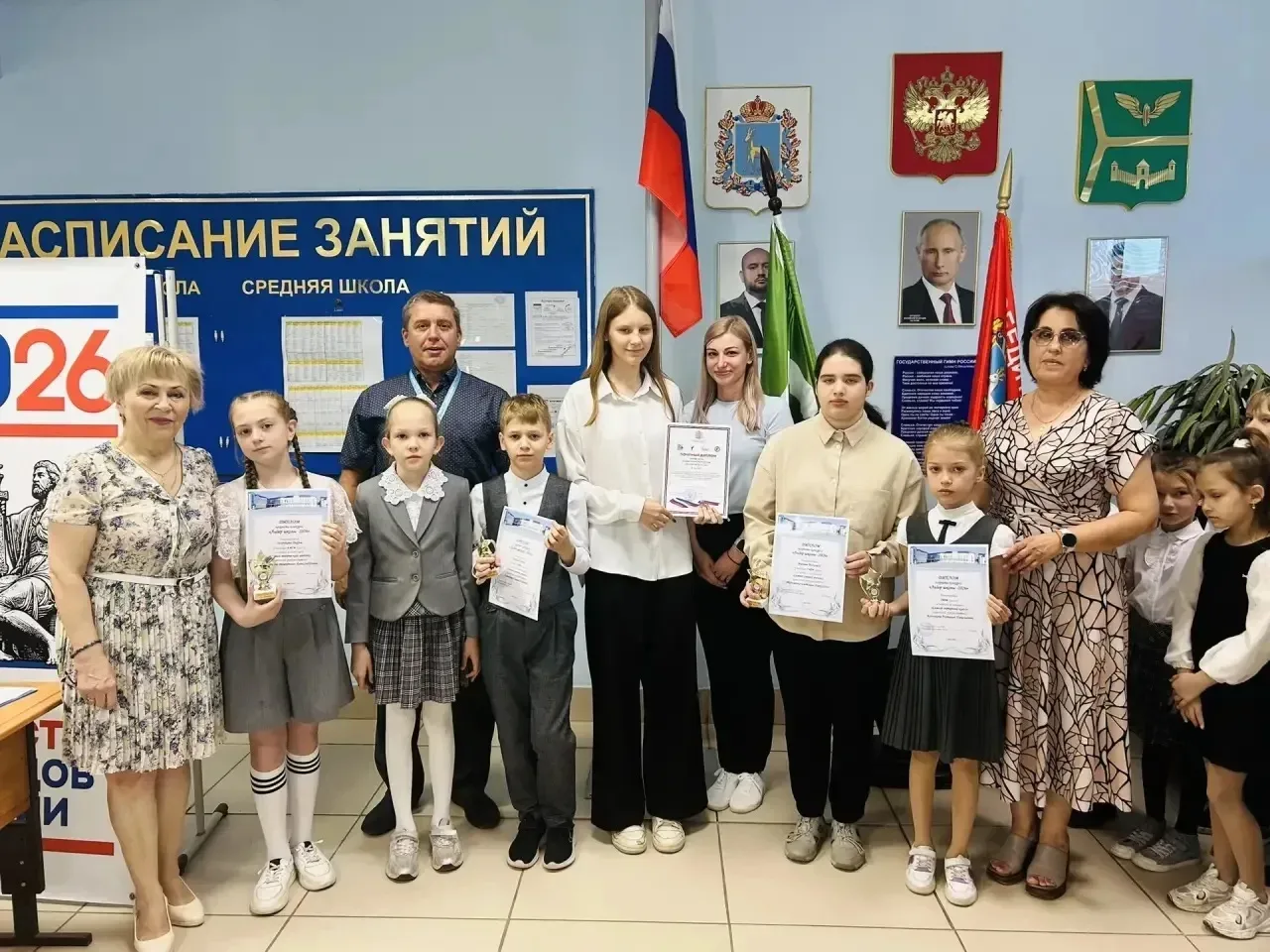 Подводим итоги года  Утро 18 мая в школе началось с поднятия флага РФ.  На торжественной линейке под