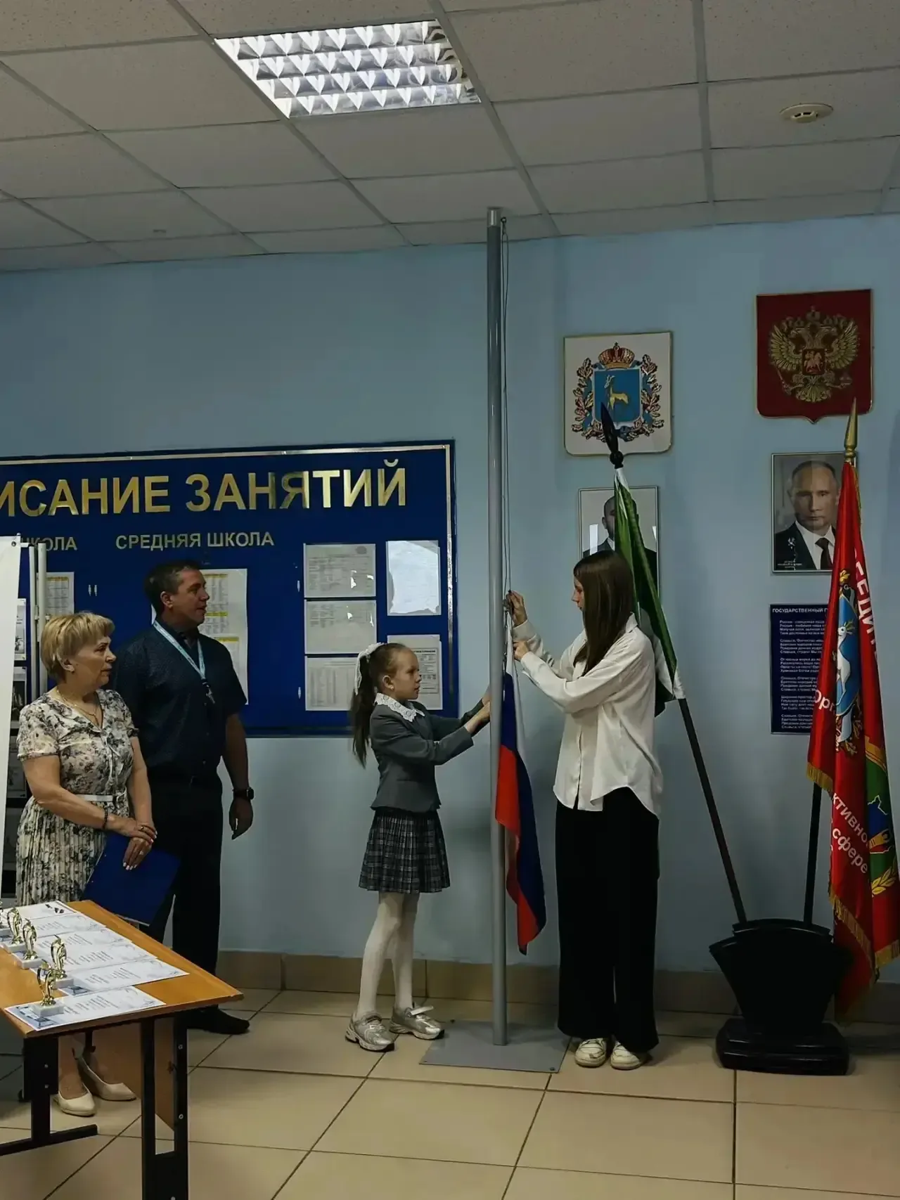 Подводим итоги года  Утро 18 мая в школе началось с поднятия флага РФ.  На торжественной линейке под