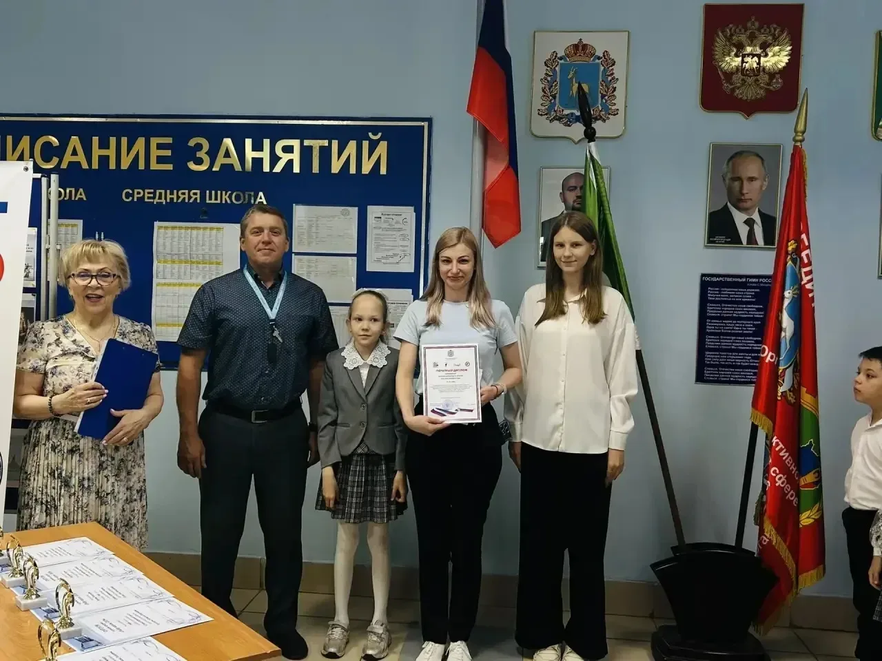 Подводим итоги года  Утро 18 мая в школе началось с поднятия флага РФ.  На торжественной линейке под