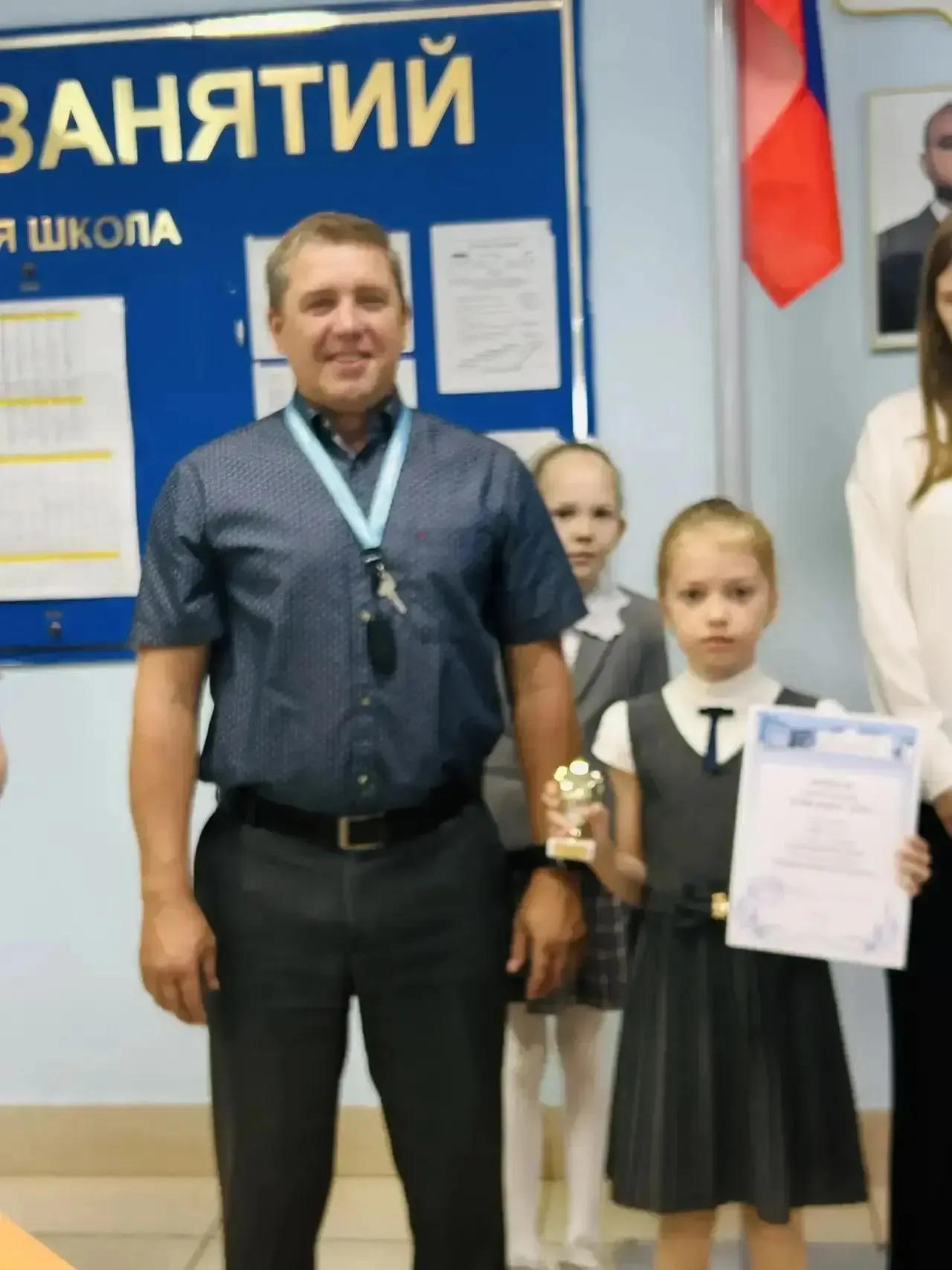 Подводим итоги года  Утро 18 мая в школе началось с поднятия флага РФ.  На торжественной линейке под