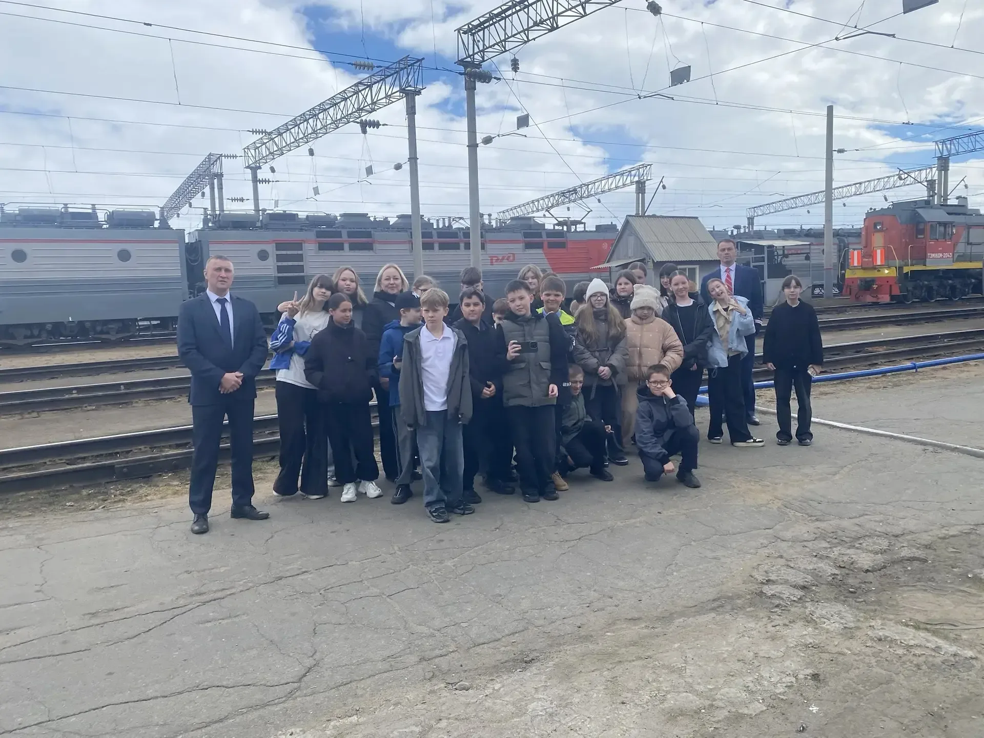 14 мая 5а класс побывал на экскурсии в локомотивное депо. Она началась с обязательного инструктажа п