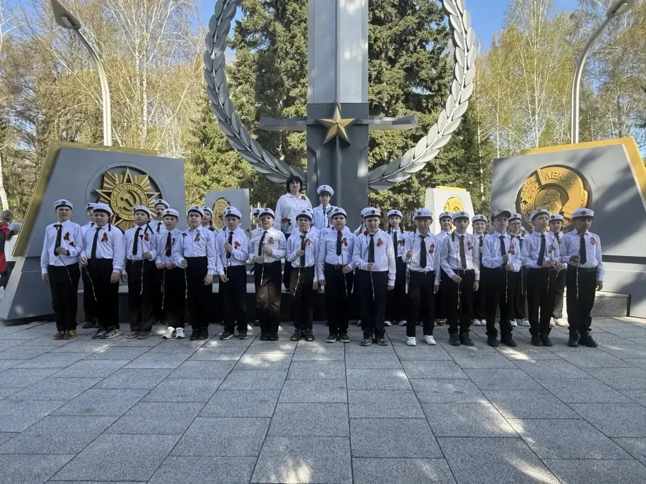 В преддверии 9 мая и в сам праздник цветы к Вечному огню на Монументе Славы новосибирцы несли нескон