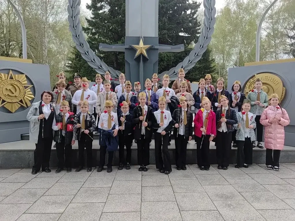 В преддверии 9 мая и в сам праздник цветы к Вечному огню на Монументе Славы новосибирцы несли нескон