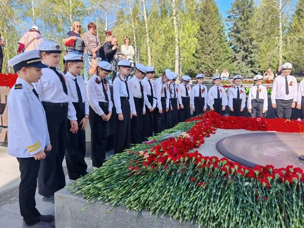 В преддверии 9 мая и в сам праздник цветы к Вечному огню на Монументе Славы новосибирцы несли нескон