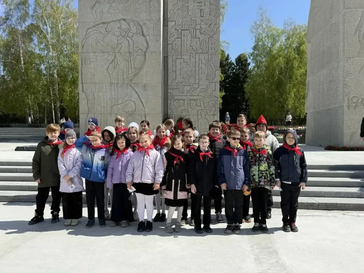 19 мая в 104-ю годовщину Дня рождения Пионерии ребят 3 «В» класса приняли в пионеры🚩   Торжественное