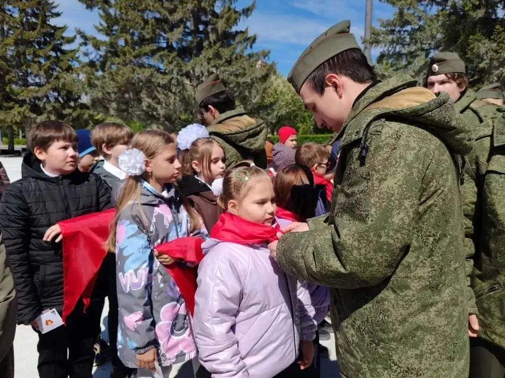 19 мая в 104-ю годовщину Дня рождения Пионерии ребят 3 «В» класса приняли в пионеры🚩   Торжественное
