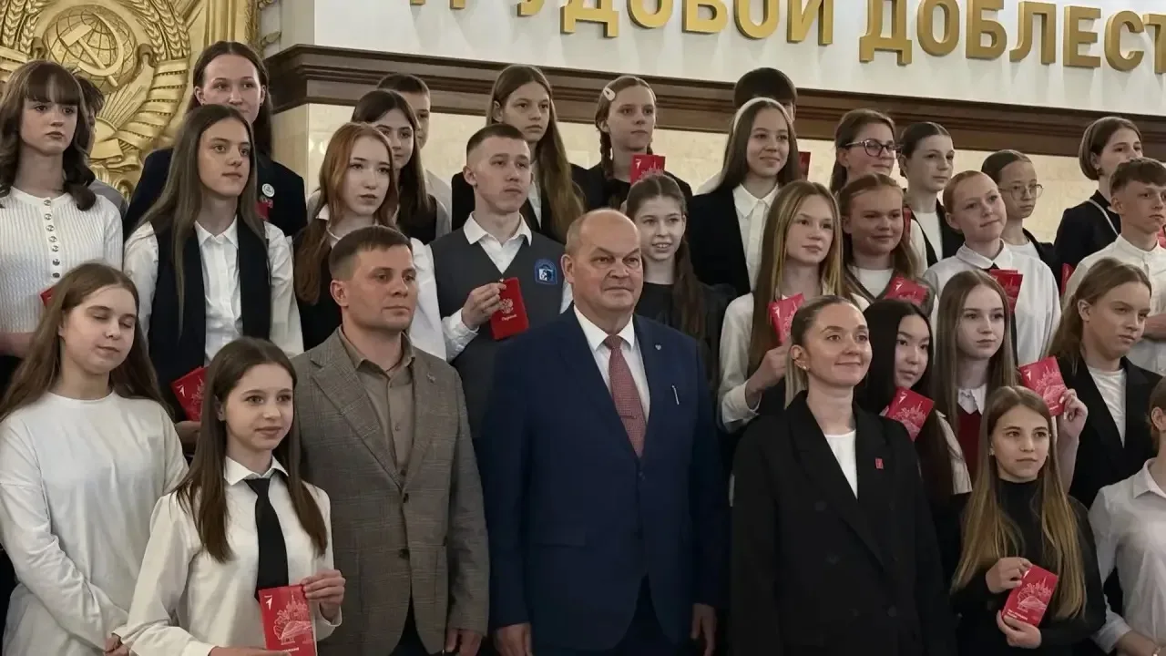 В мэрии города Новосибирска состоялось важное и торжественное событие — вручение паспортов юным граж