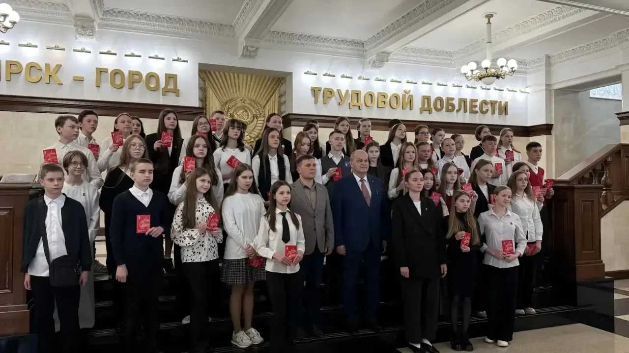 В мэрии города Новосибирска состоялось важное и торжественное событие — вручение паспортов юным граж