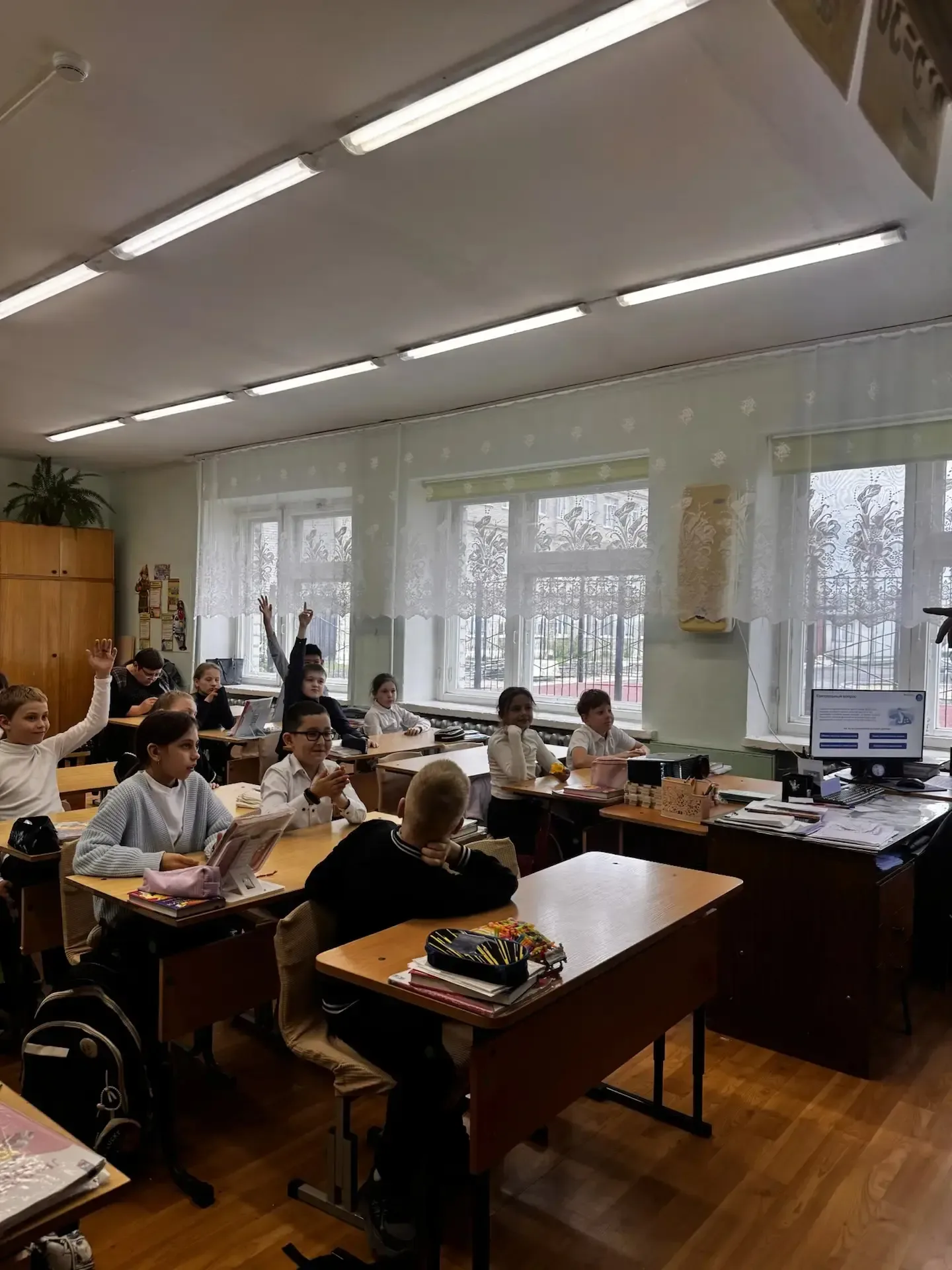 14 мая в начальной школе прошли познавательные уроки на важную и актуальную тему — кибермошенничеств