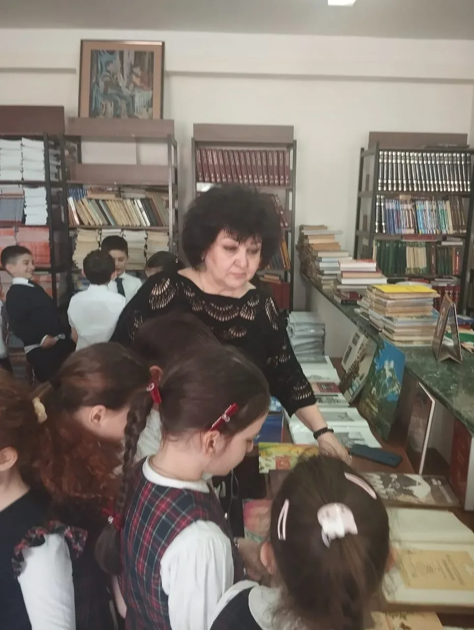 Первоклассники лицея 13 мая  посетили школьную библиотеку, где их ждала тематическая выставка книг и