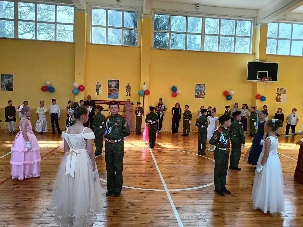 Сегодня учащиеся 4Б класса МБОУ "СОШ N106"  -  Машкина Вероника, Янкина Диана, Мирзоев Мубориз и Поп
