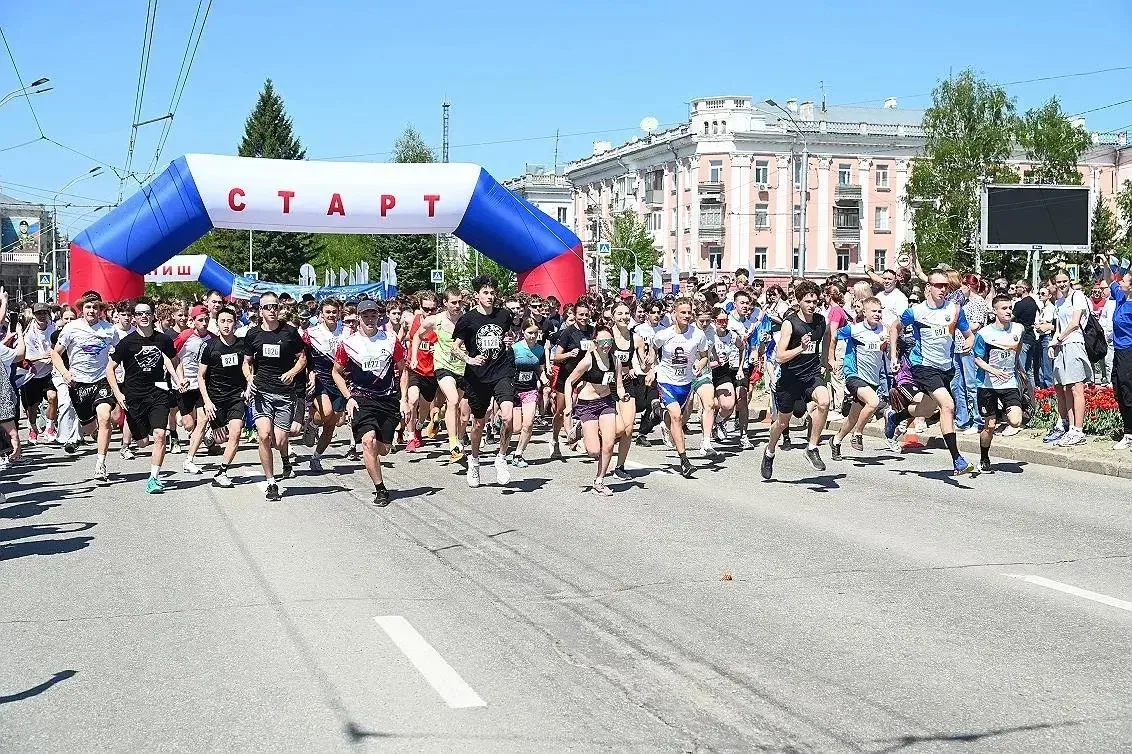 Сегодня учащиеся  нашей МБОУ "СОШ  N106" под руководством Мустафина С. М. приняли  участие в традици