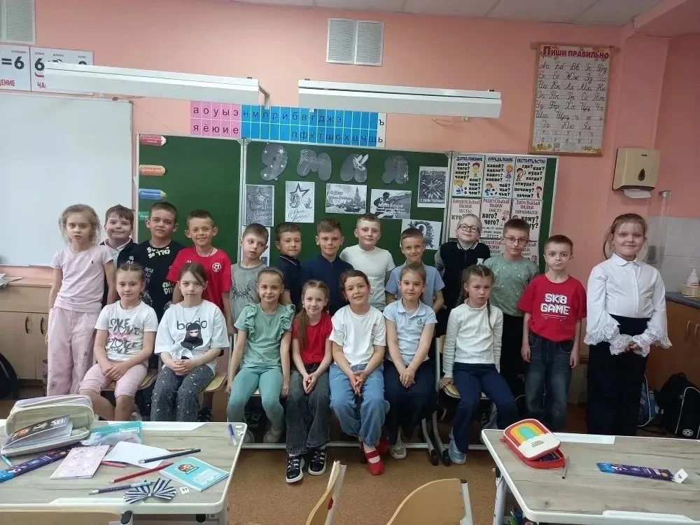 Сегодня в 1 В классе прошла квест-игра: " Я помню! Я горжусь! " Игру подготовила и провела сестра на