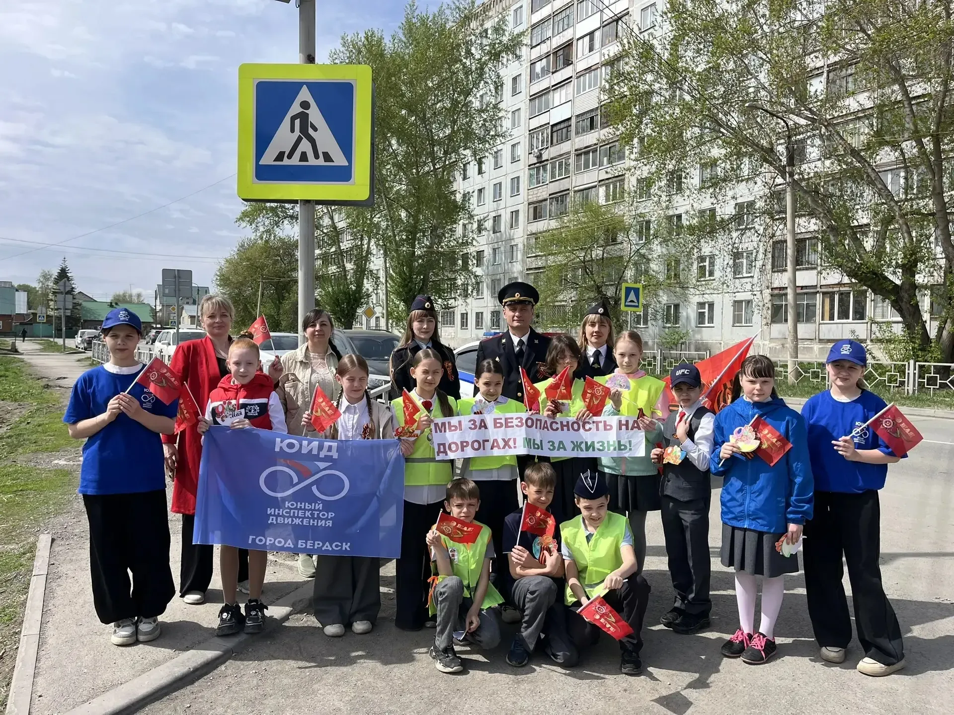 Безопасность на дорогах — залог жизни! 🚦 Сегодня отряд ЮИД "Светофорики"школы №8 и отряд Отряд ЮИД "