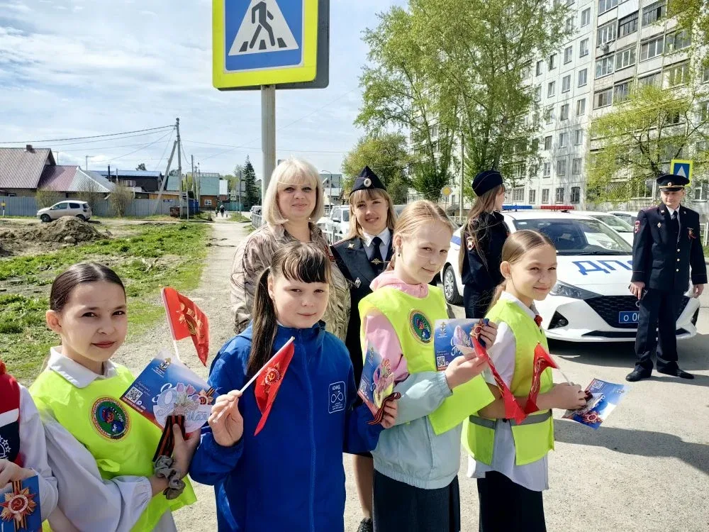 Безопасность на дорогах — залог жизни! 🚦 Сегодня отряд ЮИД "Светофорики"школы №8 и отряд Отряд ЮИД "