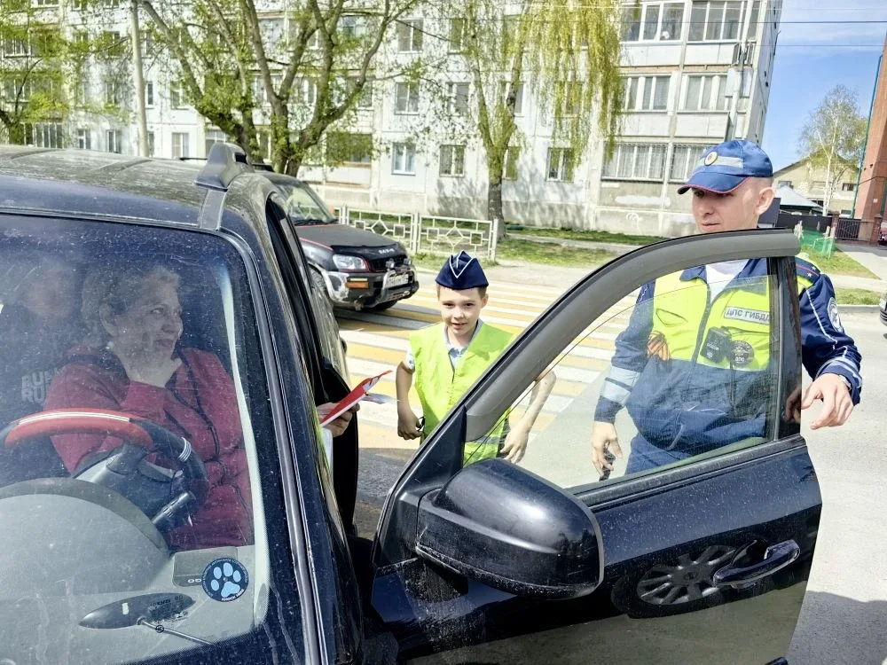 Безопасность на дорогах — залог жизни! 🚦 Сегодня отряд ЮИД "Светофорики"школы №8 и отряд Отряд ЮИД "