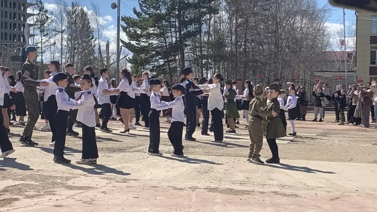 Сегодня  на площади произошло нечто по-настоящему трогательное и объединяющее. Наша школа присоедини