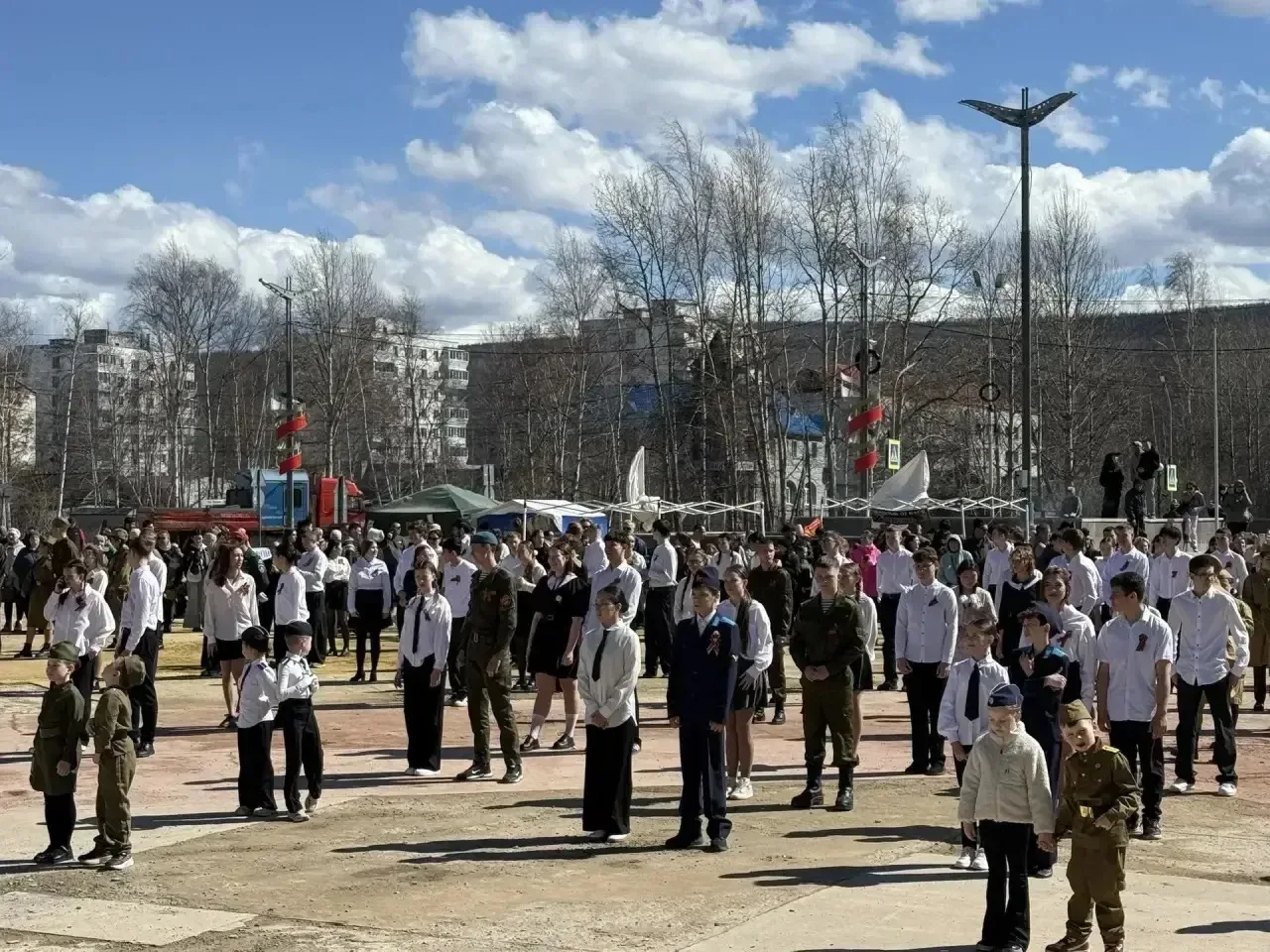 Сегодня  на площади произошло нечто по-настоящему трогательное и объединяющее. Наша школа присоедини