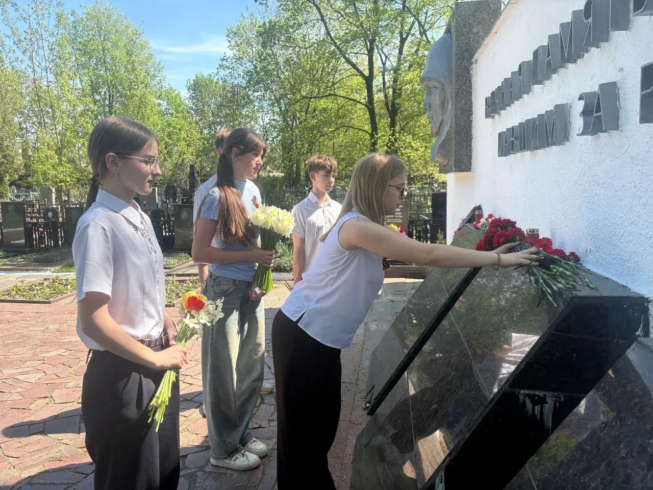 В преддверии Дня Победы    В преддверии великого праздника — Дня Победы — наши обучающиеся возложили