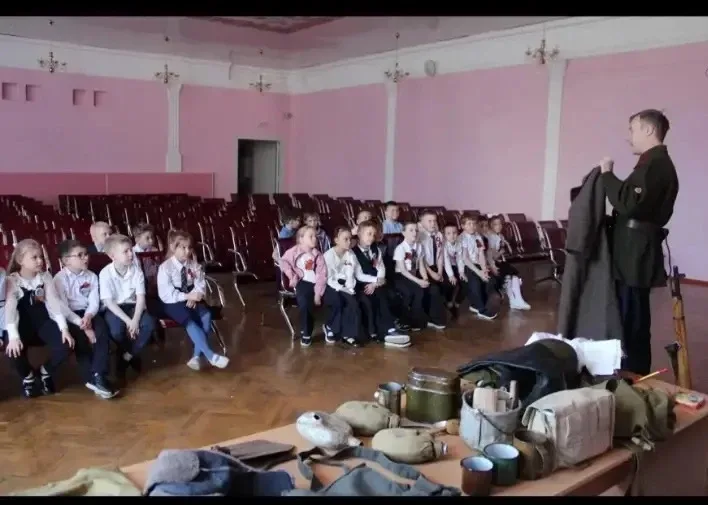 🎖️ Путешествие в прошлое: ученики Лицея 2 побывали на занятии «Курс молодого бойца»! 🎖️  Ученики 1 «