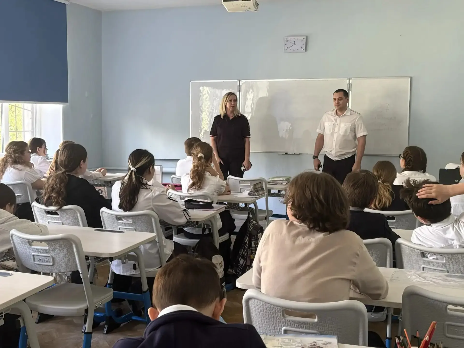 Сотрудники ГИБДД провели профилактическую беседу с учащимися в преддверии летних каникул, чтобы напо