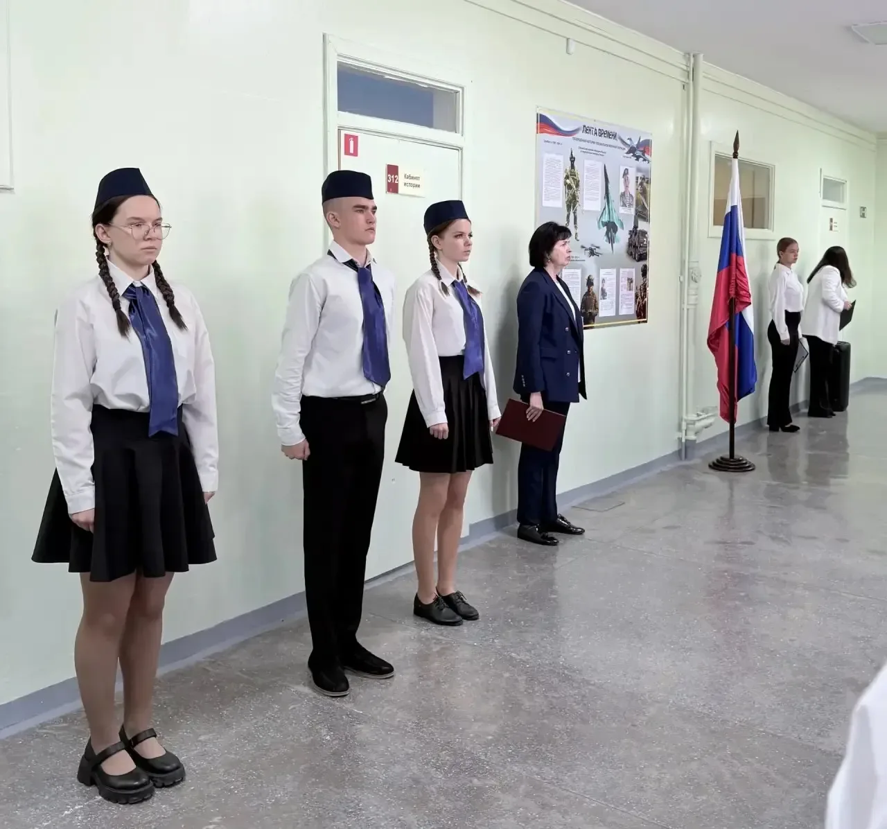 Открытие стенда «Лента времени, посвященная истории специальной военной операции»  В школе №128 был 
