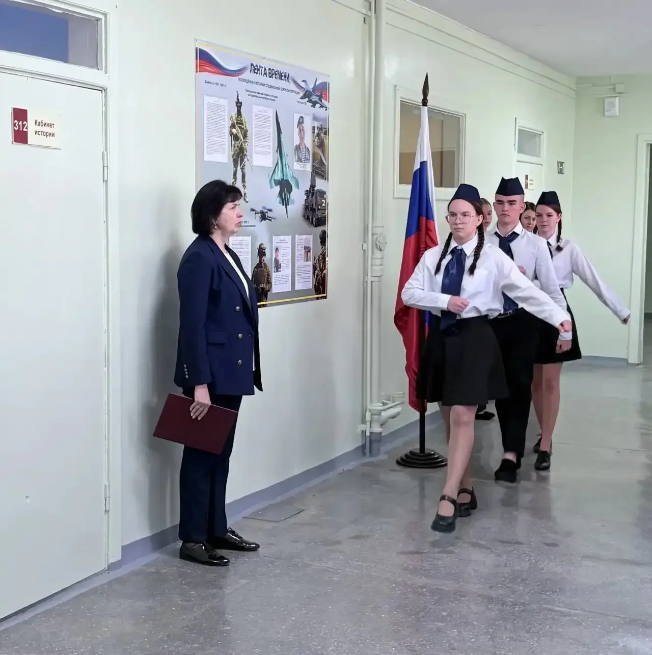 Открытие стенда «Лента времени, посвященная истории специальной военной операции»  В школе №128 был 