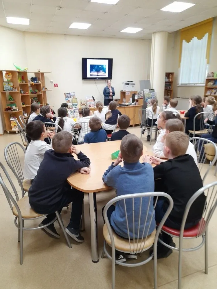 #КЛАССный_урок_79школа  Сегодня ученики 2 Б класса посетили районную библиотеку, где познакомились с